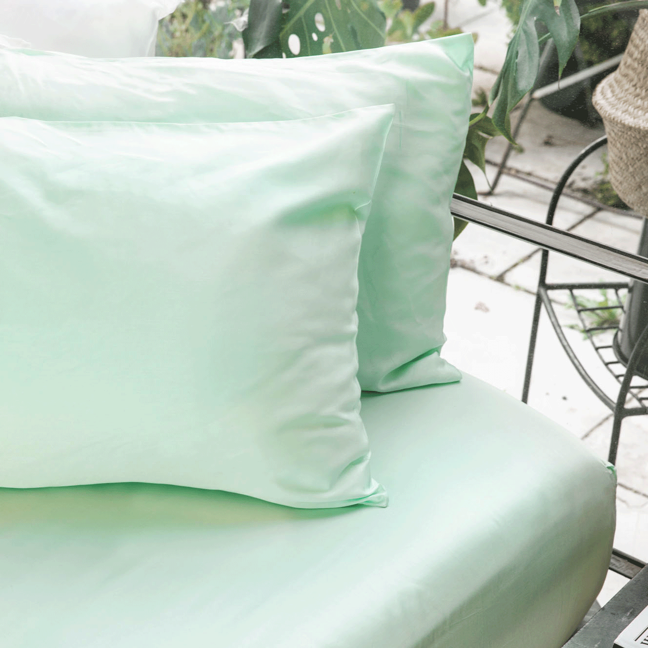 Paradise Green | Signature Sateen Fitted Sheet Made with 100% Organic Bamboo #Color_paradiesgreen